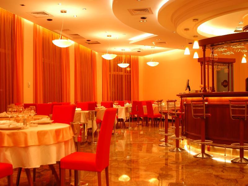 Celly Hotel Pitesti Bagian luar foto