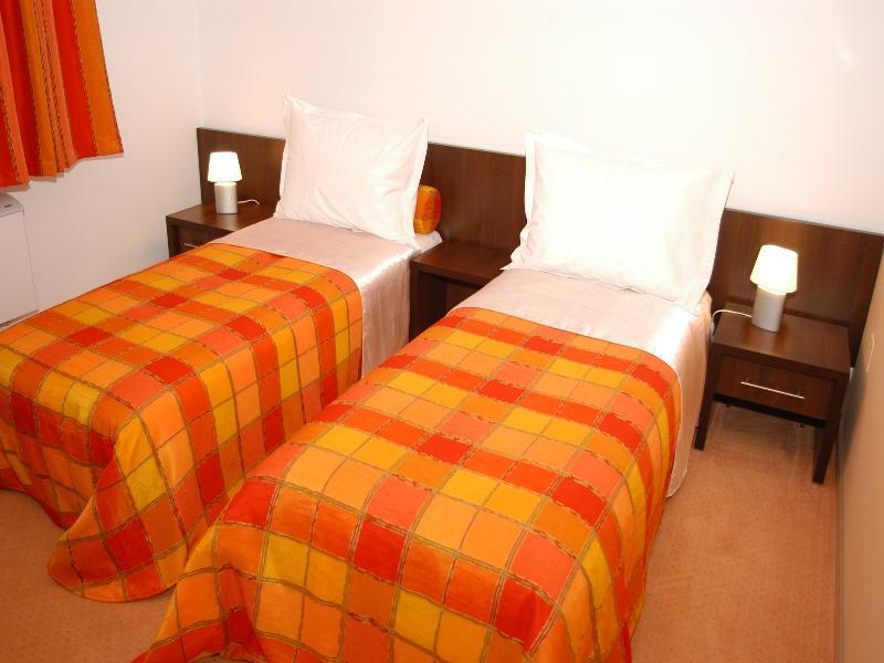 Celly Hotel Pitesti Bagian luar foto