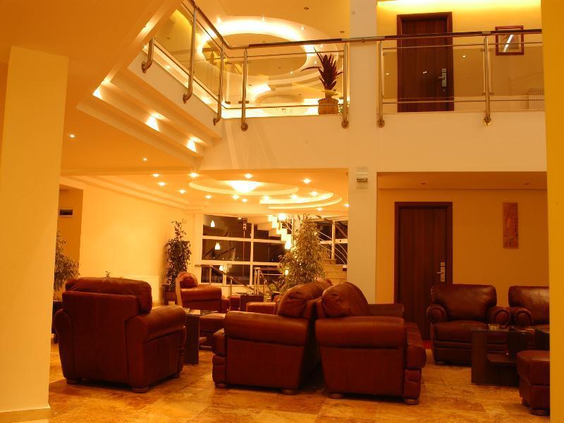 Celly Hotel Pitesti Bagian luar foto