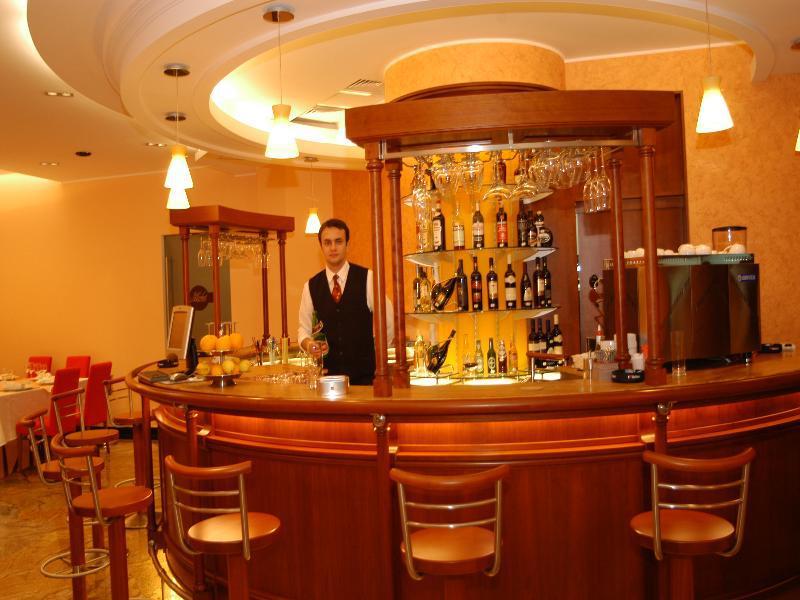 Celly Hotel Pitesti Bagian luar foto