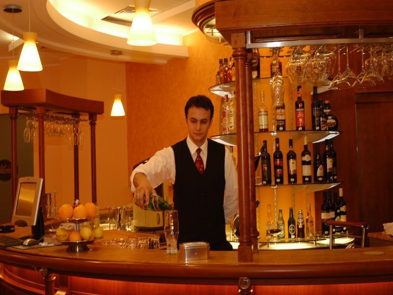 Celly Hotel Pitesti Bagian luar foto