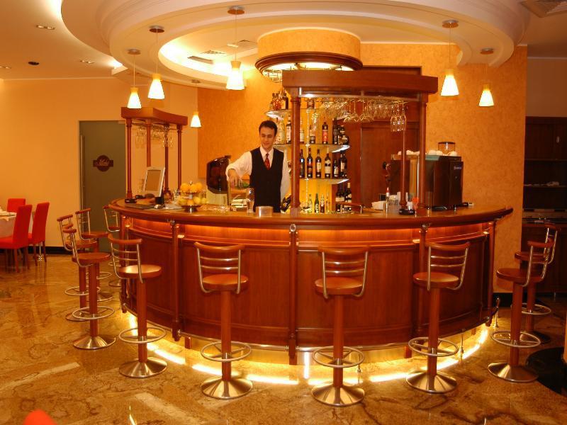 Celly Hotel Pitesti Bagian luar foto