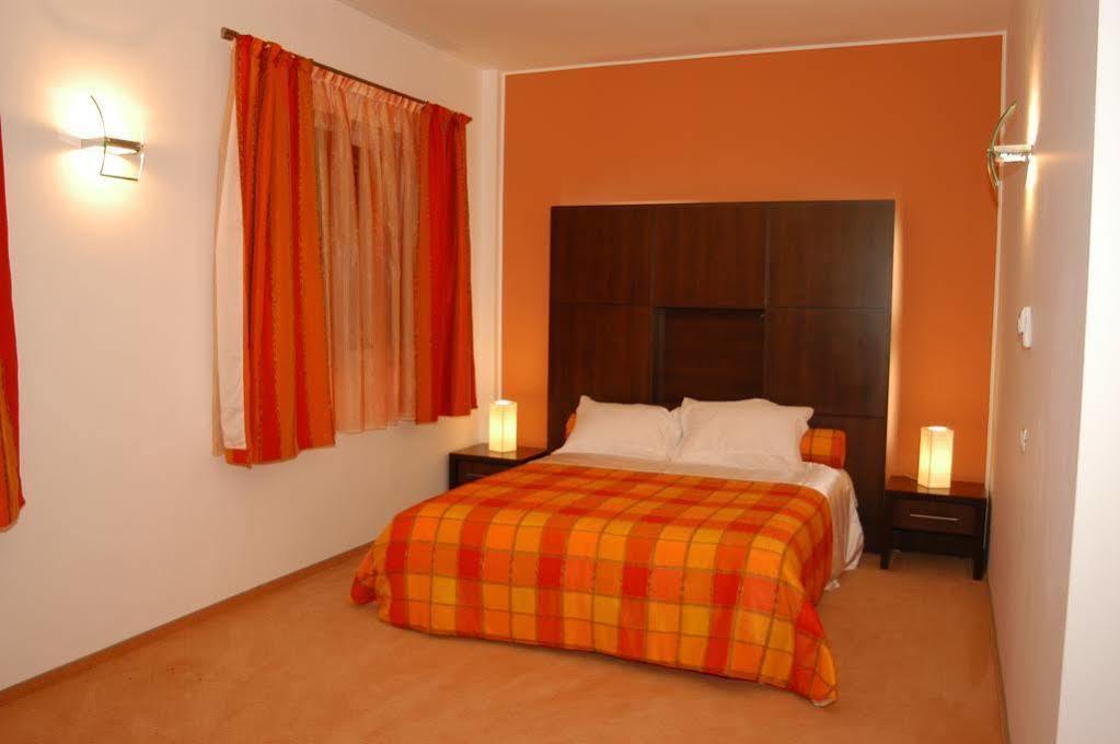 Celly Hotel Pitesti Bagian luar foto