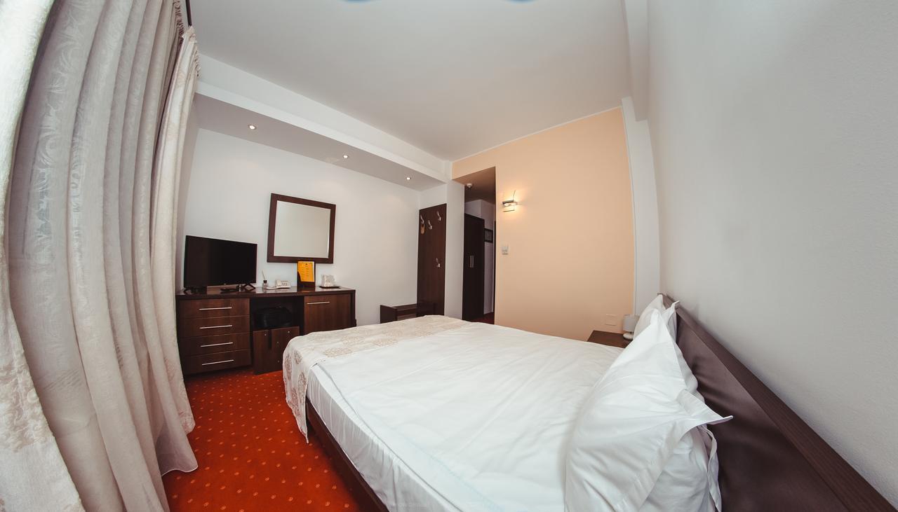 Celly Hotel Pitesti Bagian luar foto