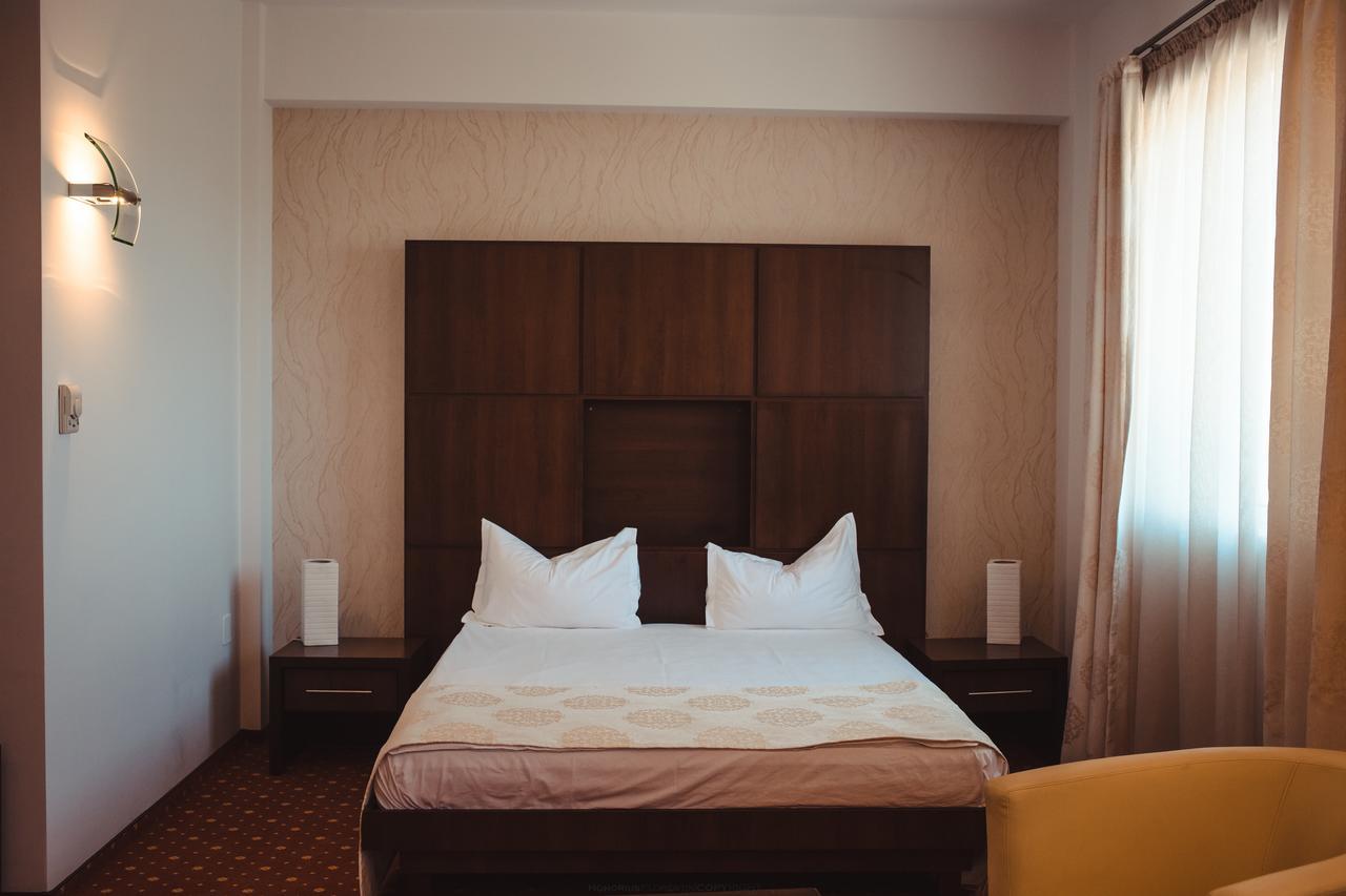 Celly Hotel Pitesti Bagian luar foto