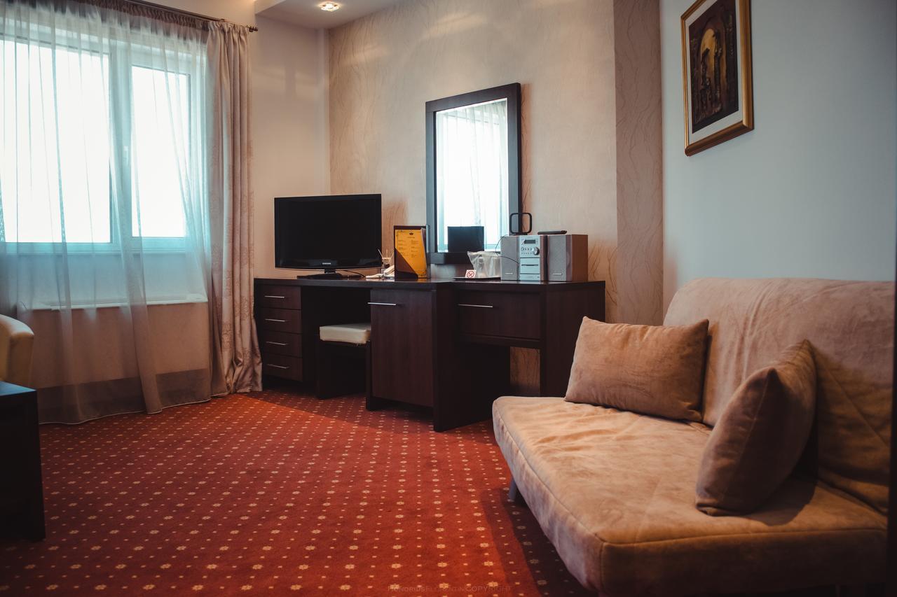 Celly Hotel Pitesti Bagian luar foto