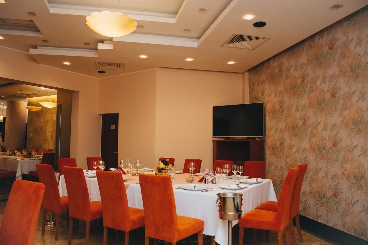 Celly Hotel Pitesti Bagian luar foto