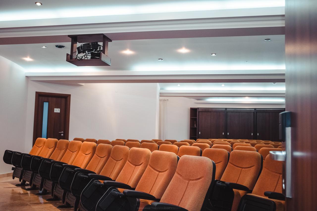 Celly Hotel Pitesti Bagian luar foto