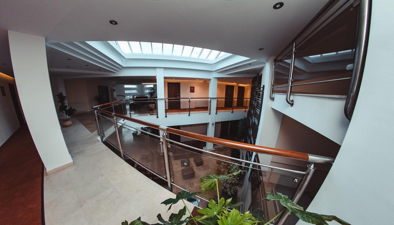 Celly Hotel Pitesti Bagian luar foto