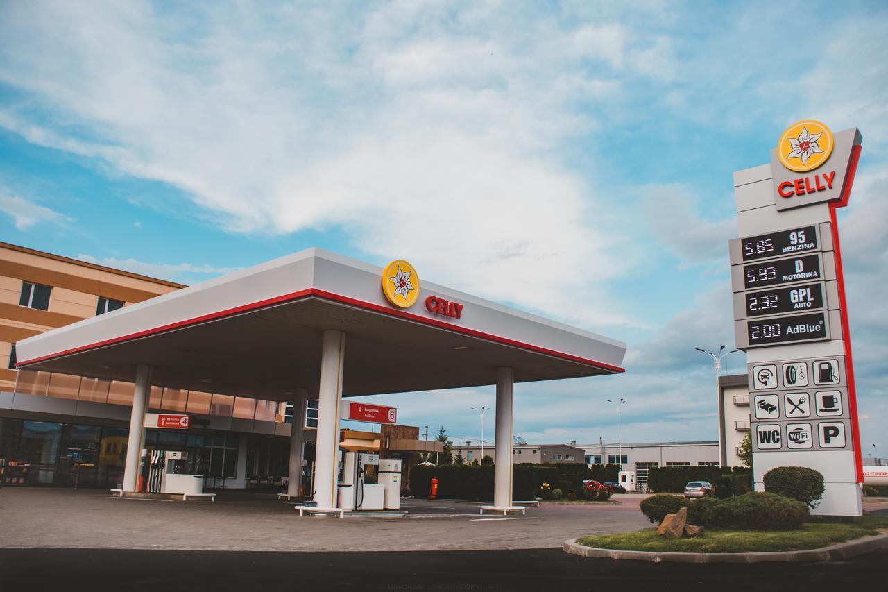 Celly Hotel Pitesti Bagian luar foto