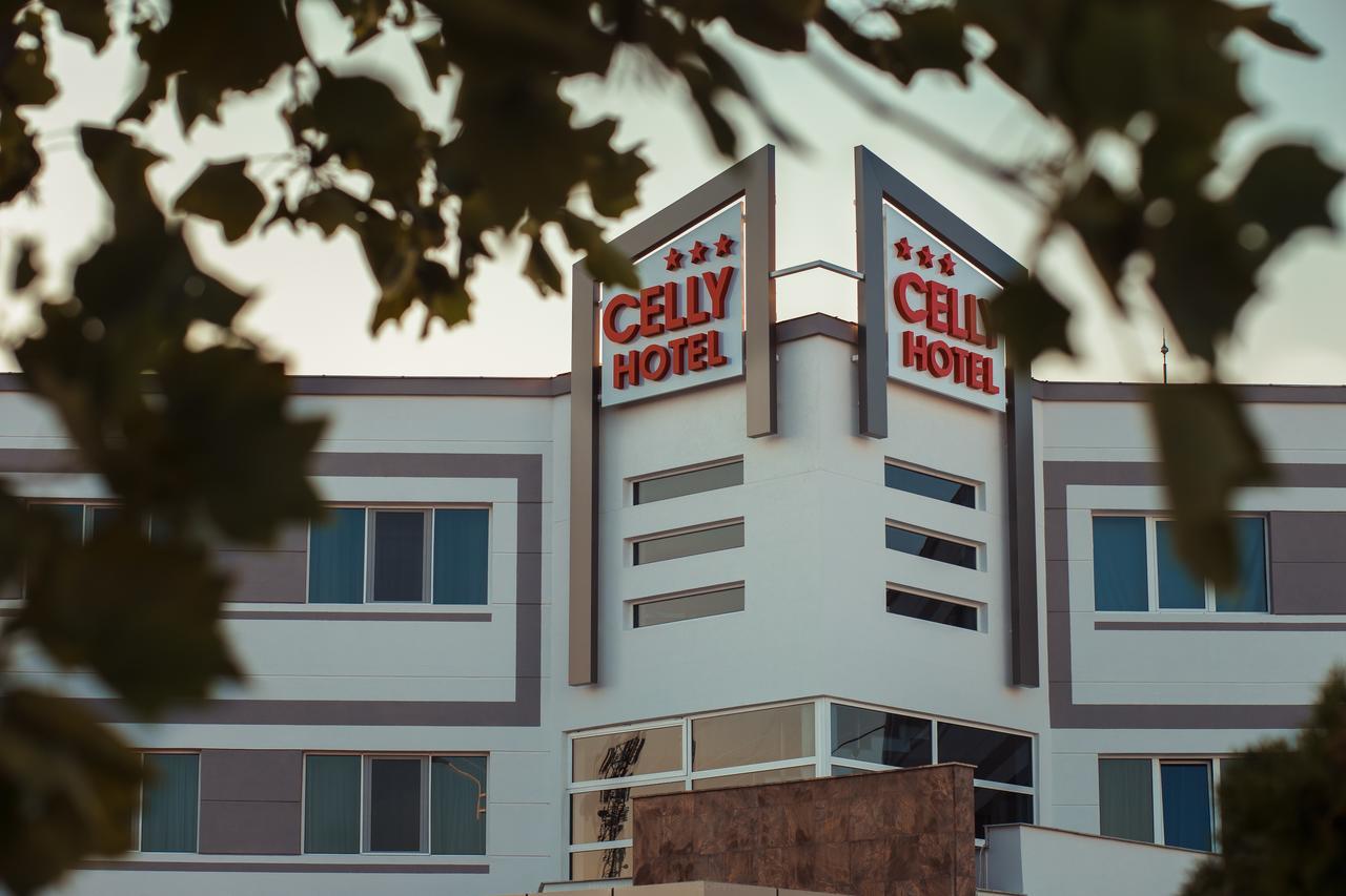 Celly Hotel Pitesti Bagian luar foto