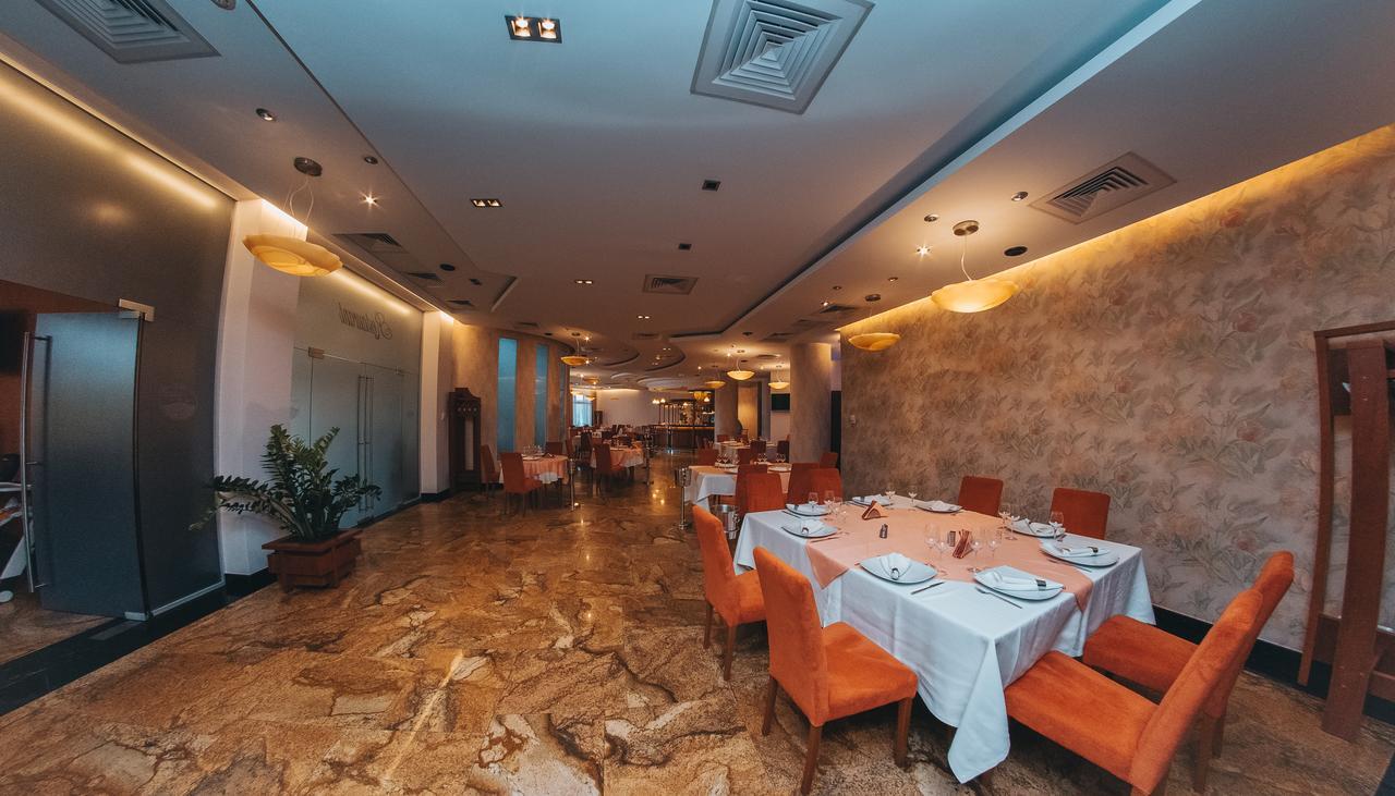 Celly Hotel Pitesti Bagian luar foto