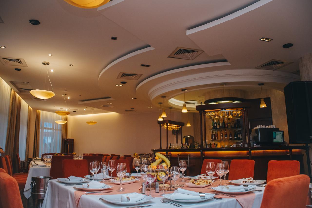 Celly Hotel Pitesti Bagian luar foto