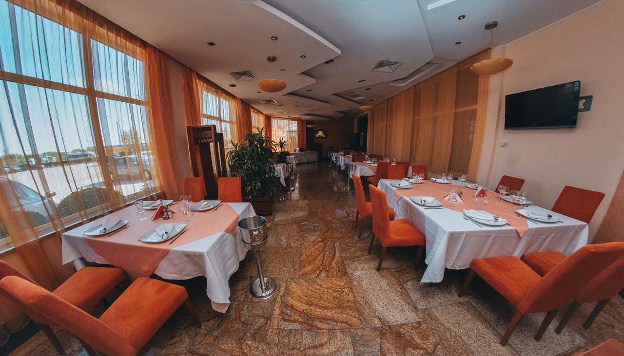 Celly Hotel Pitesti Bagian luar foto