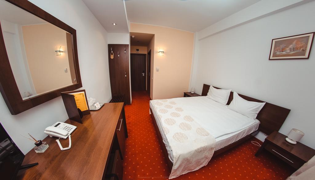 Celly Hotel Pitesti Bagian luar foto