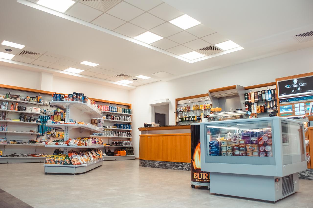 Celly Hotel Pitesti Bagian luar foto