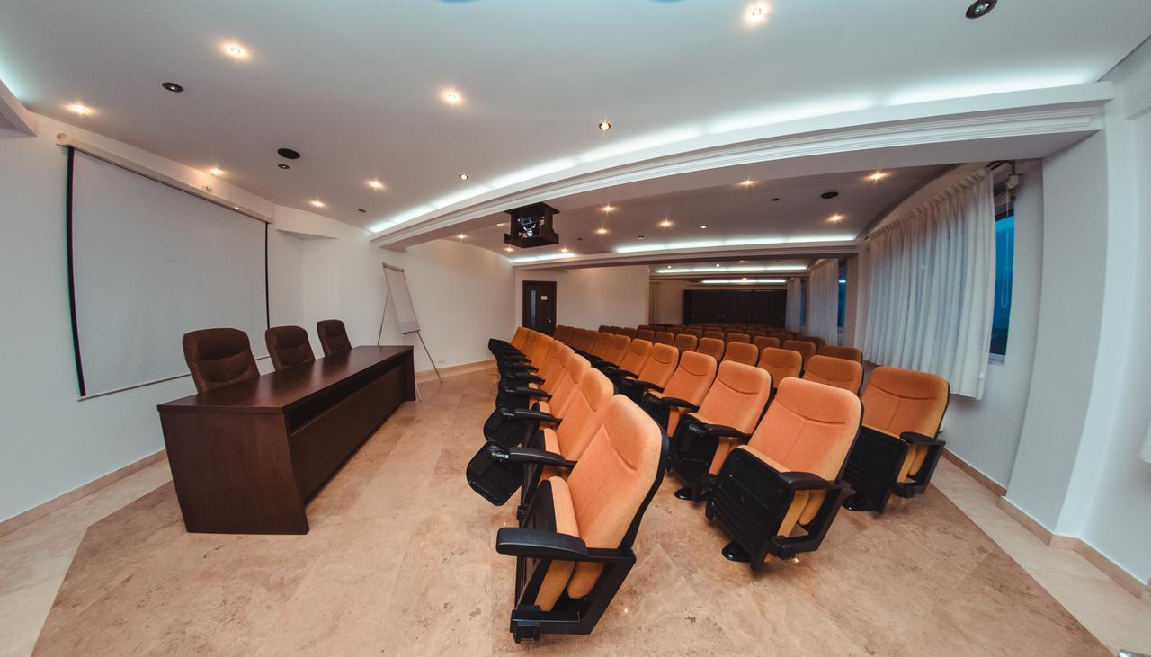 Celly Hotel Pitesti Bagian luar foto