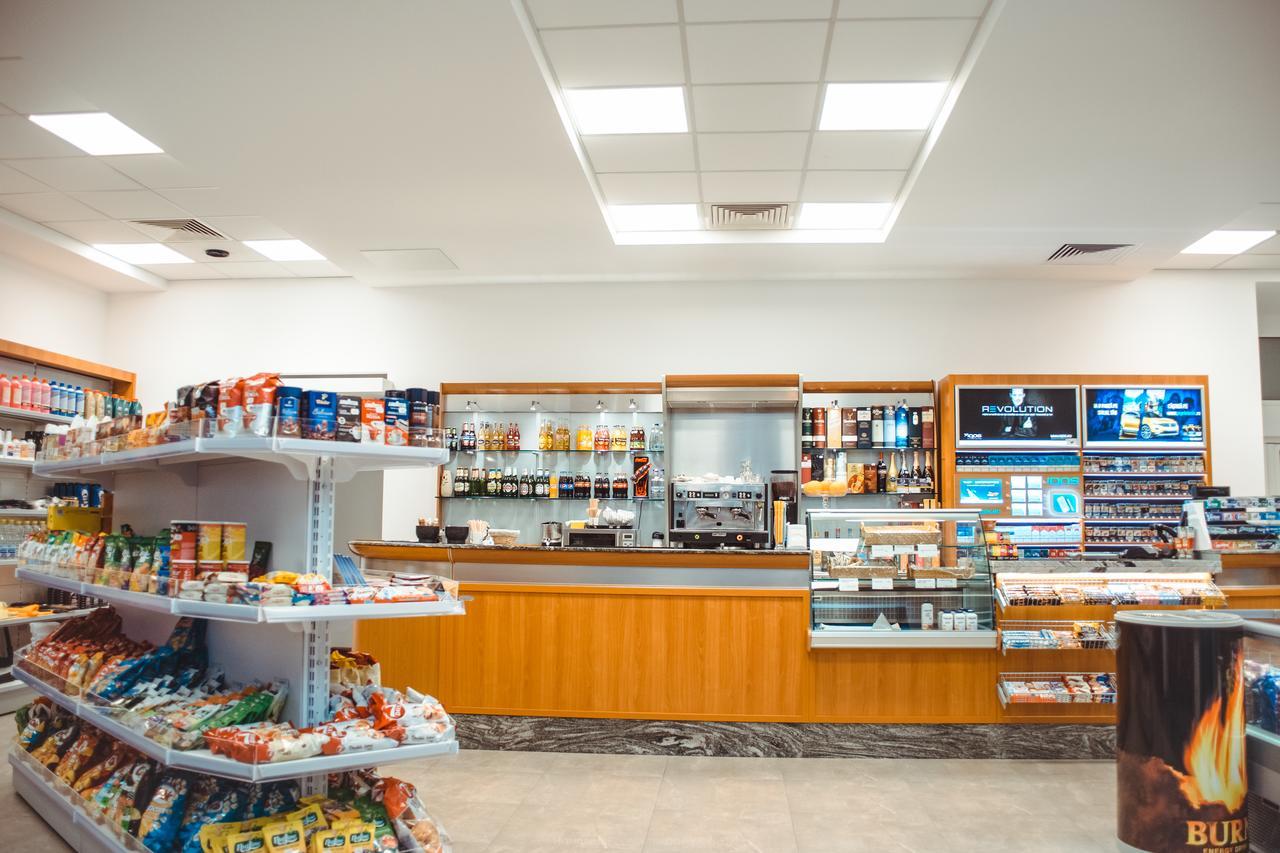 Celly Hotel Pitesti Bagian luar foto