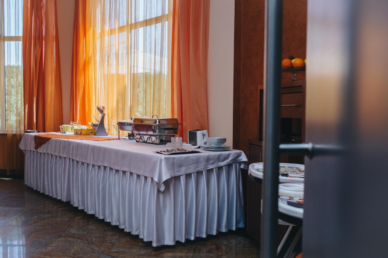 Celly Hotel Pitesti Bagian luar foto