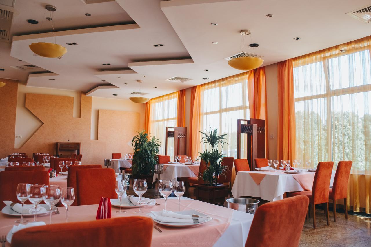 Celly Hotel Pitesti Bagian luar foto