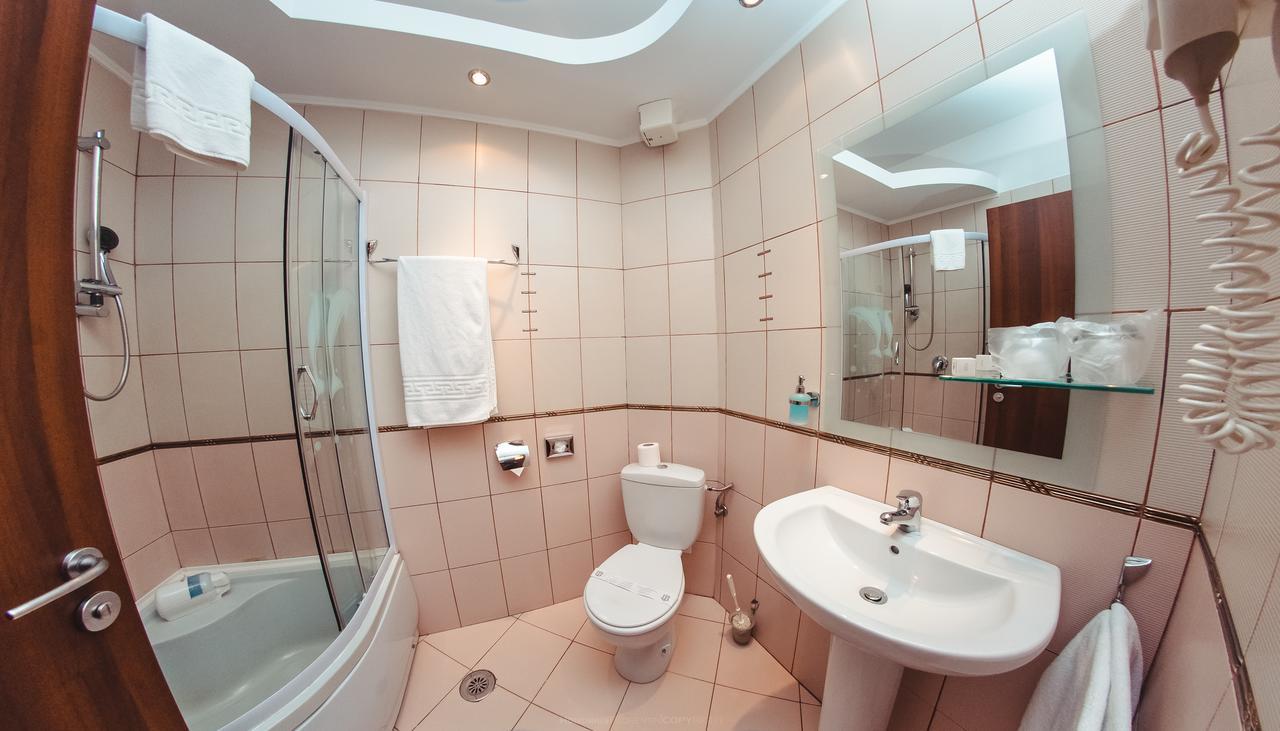 Celly Hotel Pitesti Bagian luar foto