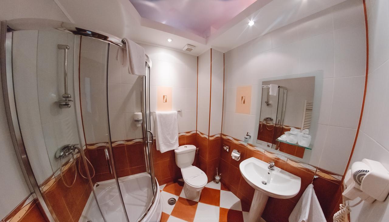 Celly Hotel Pitesti Bagian luar foto