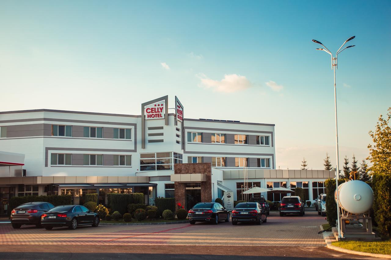 Celly Hotel Pitesti Bagian luar foto