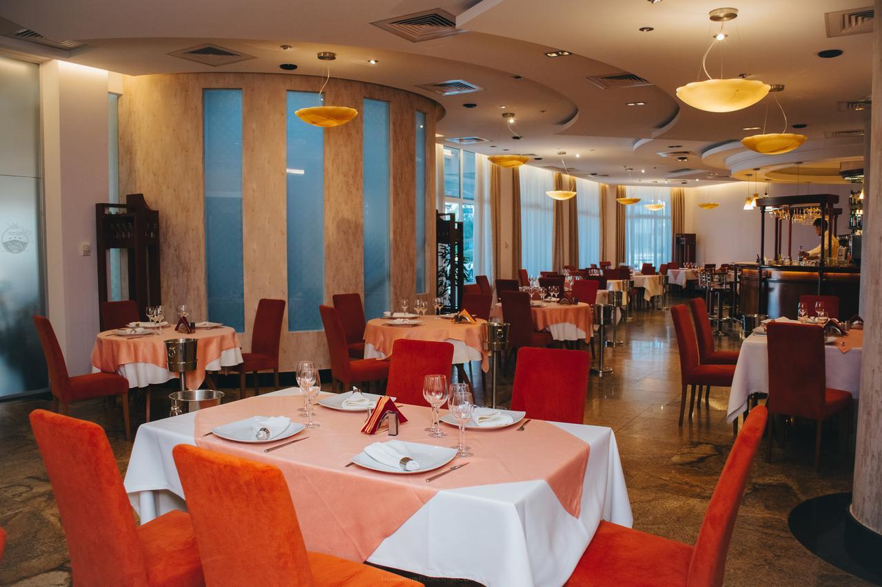 Celly Hotel Pitesti Bagian luar foto