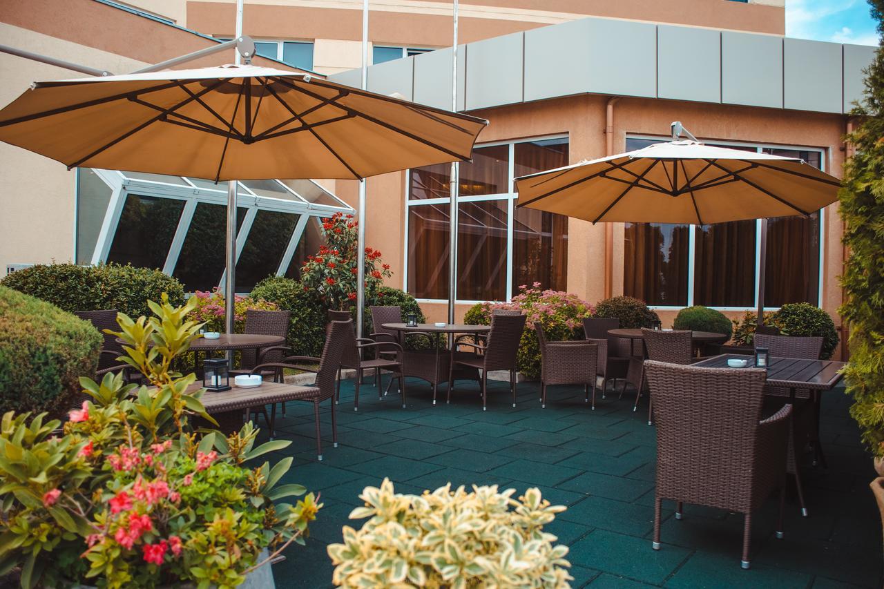 Celly Hotel Pitesti Bagian luar foto